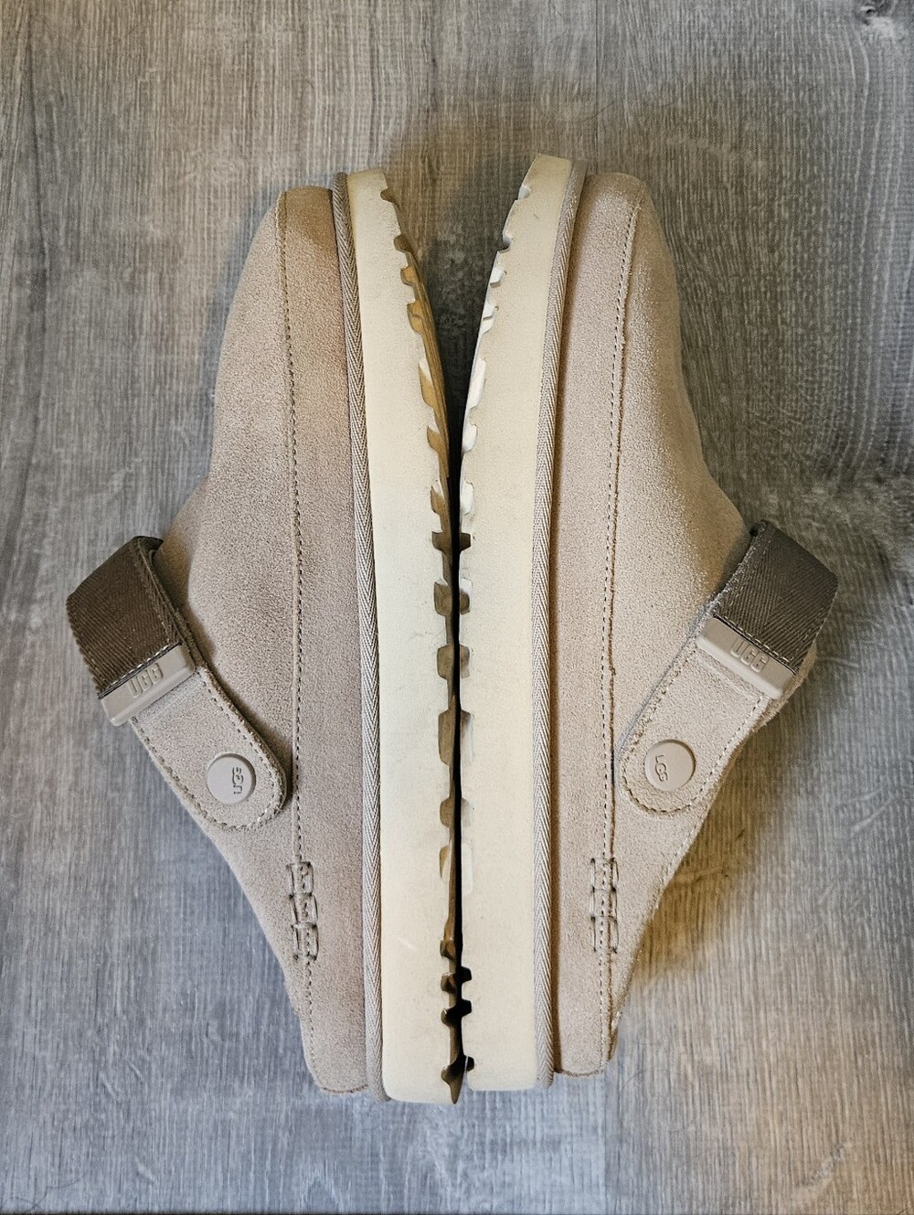 UGG Women's Goldenstar Clog Size 11 Sand, Good - Picture 9 of 9